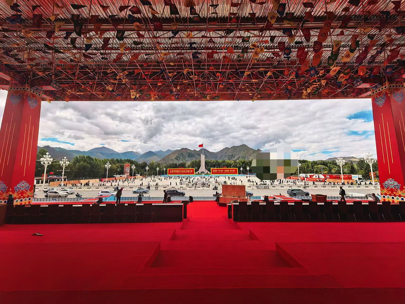 庆祝西藏成立60周年，搭设主席台